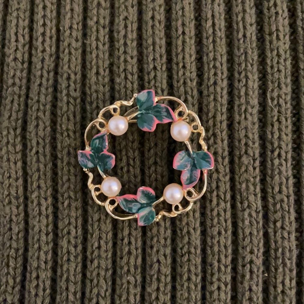 Vintage Berry Gold Tone Brooch Round Pin with Green Leaves and Faux Pearls